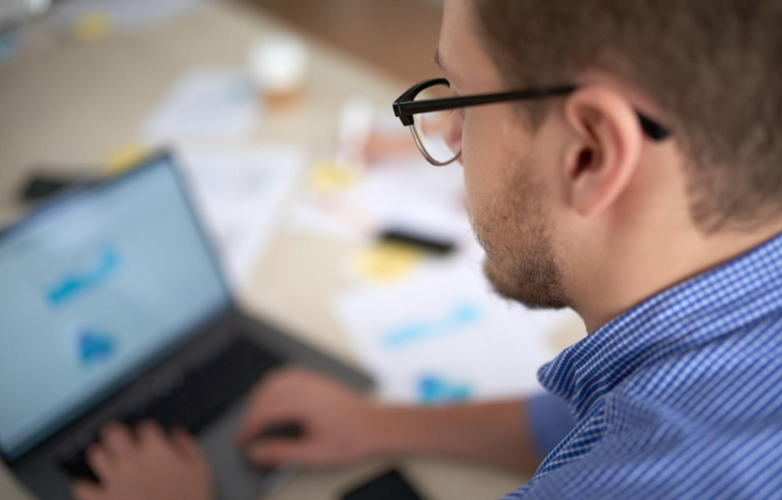 Étudiants travaillant sur des équipements informatiques en laboratoire
