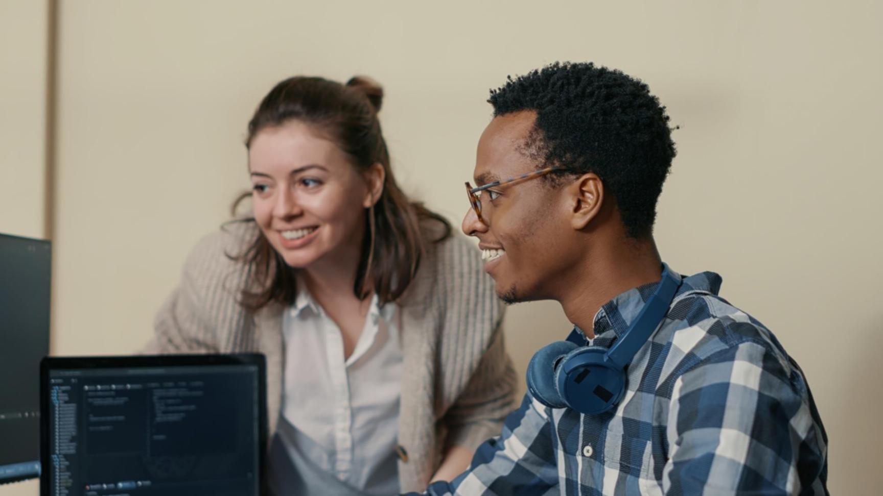 Étudiants travaillant ensemble sur un projet technique